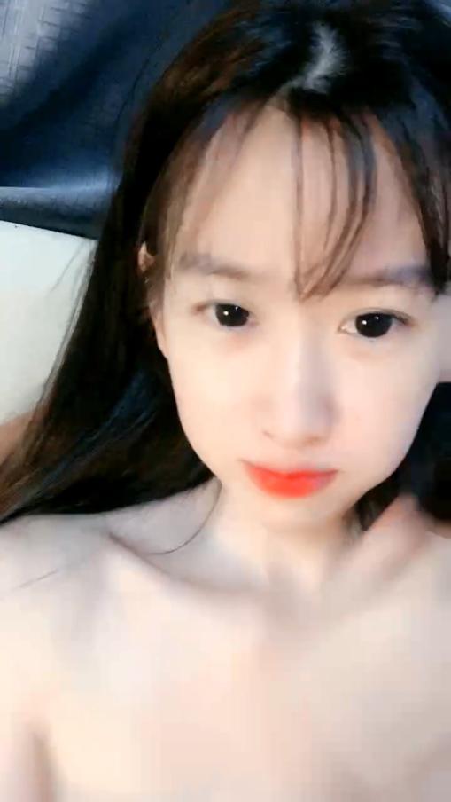 新人小美女在狼友的指挥下精彩展示,揉奶玩逼淫声荡语听指挥,粉穴特写