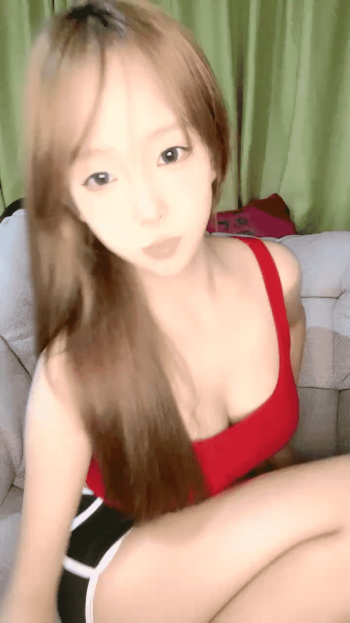 d罩杯漂亮妹妹，来大姨妈很想要，塞着棉棒自摸，掰穴特写，搔首弄姿