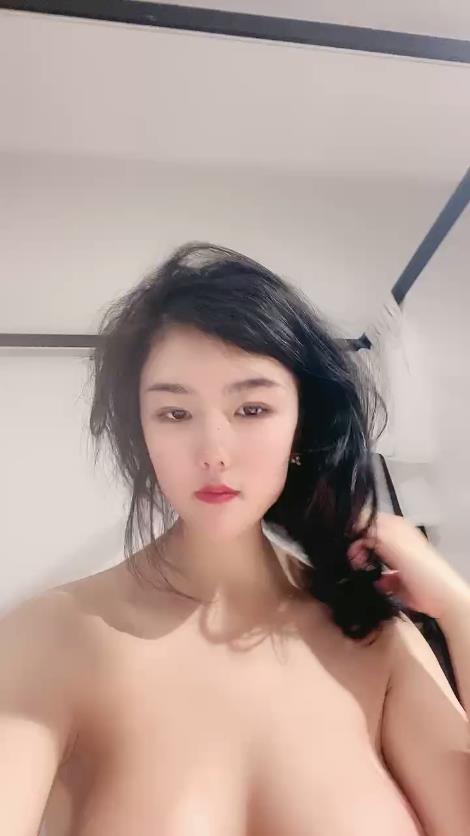 白皙巨乳模特露脸无套啪啪做爱, 两个大奶格外显眼 对白刺激