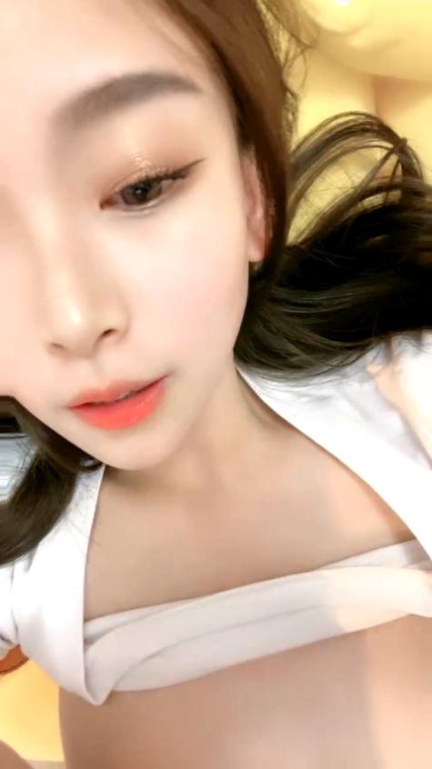 可鹽可甜的極品小女人露臉勾搭狼友,性感蜜桃臀粉嫩騷穴各種展示給狼友看,奶子比心撅着小騷屁股求草好刺激