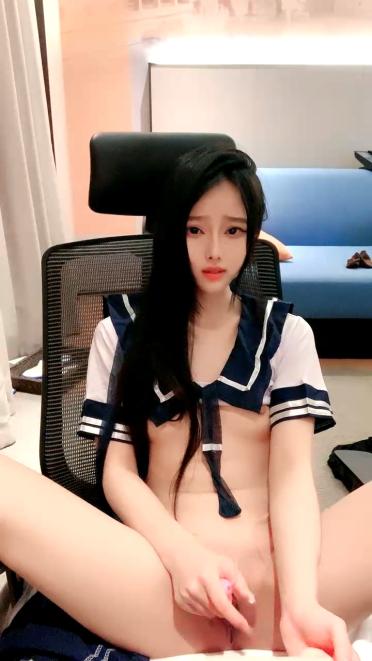 超淫荡的白丝制服小妹全程露脸大秀直播,女神颜值互动撩骚,道具抽插白虎骚穴跳蛋摩擦