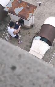 【某某门事件】第218弹 河北定州凤祥园天台爱情故事 楼顶上一情侣激情野战被人拍下疯传!
