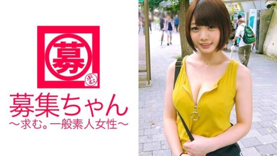 似卡莉妹妹的19岁G杯女大学生再现江湖，20岁的她为留学资金，巨乳揉动求欢，4.5个男友轮流上阵，巨乳狂摇求欢。