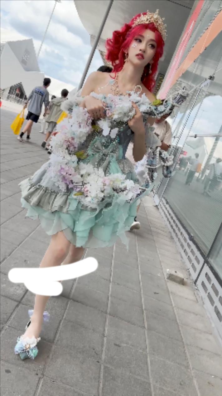 【kfc】极品美女跟着摄影师拍照。公主裙白色丝袜透明内内 嫩穴可见