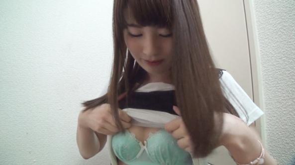 素人短大生初体验,19岁小萝莉莫卡裸露全过程。