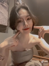 甜美小仙女 涂紫色美甲,果然是个小骚逼,在浴室就按耐不住发骚 轻轻撩抚爱穴,喘息声由慢加快,淫水一丝丝流在手上