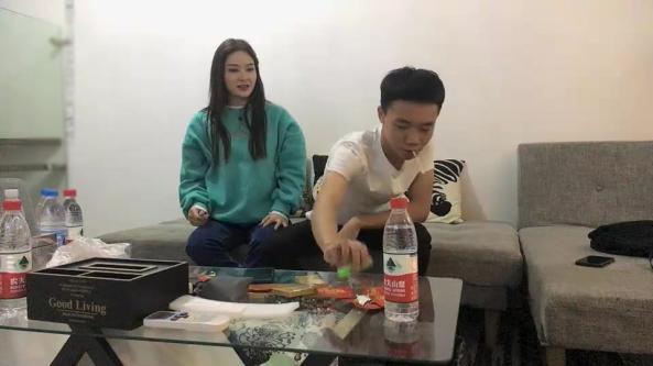 步宾探花约了个绿衣颜值不错妹子啪啪，舌吻摸逼调情在沙发上后入大力抽插猛操