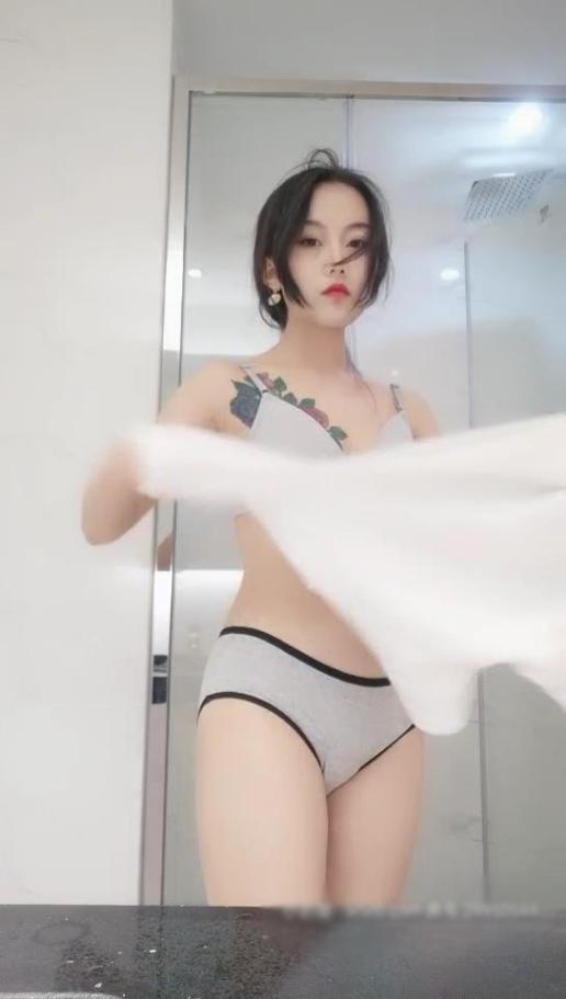 18岁少女下海【大一学妹】，正是豆蔻年华青春的酮体散发遐想，浴室让大家看看女生如何洗澡，洗白白床上被猪拱 呻吟浪叫