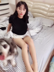 当代高颜值清纯邻家妹妹，周末和狗狗待在屋里无聊，发骚自慰给狗狗看，还给自慰棒乳交，想当那根棒 爽死哦！