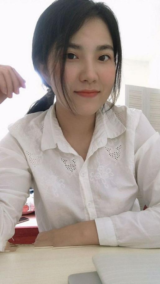 极品 风韵人妻，喝醉酒微醺的脸好迷人，说想我了，躺在浴室清晰拍下尿道口出水给我看，骚人妻就会勾引起我的欲火