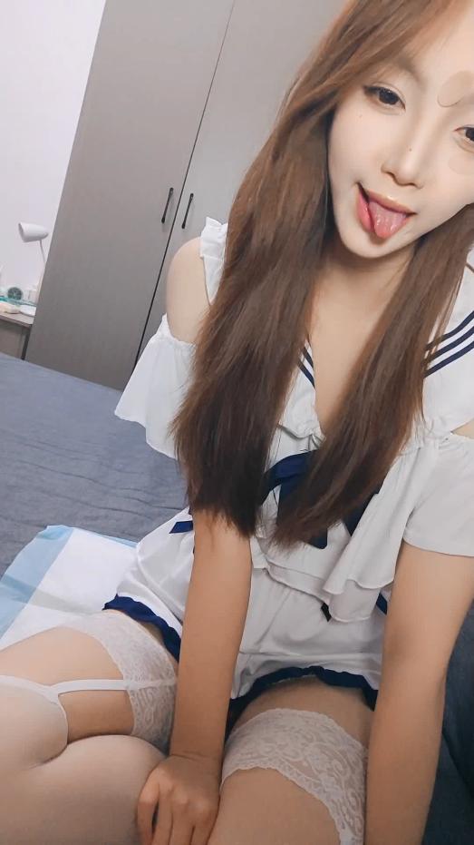浅夹哥哥的心这次穿上白丝情趣制服诱惑狼友,全程露脸乖巧听话激情展示,跳蛋塞逼里特写展示,尿道口可见