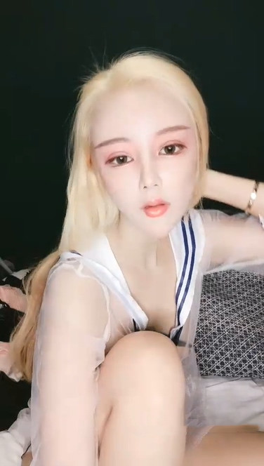 泷泽萝音金发网红脸妹子透视装跳蛋自慰，白皙皮肤逼逼无毛跳蛋塞入拉扯