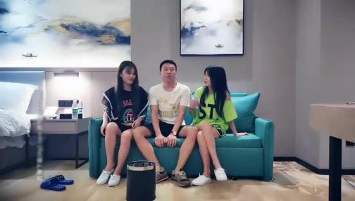 全国探花约了两个挺嫩萝莉萌妹玩双飞，躺着轮着插搞完一个再换另一个，猛操呻吟娇喘诱人