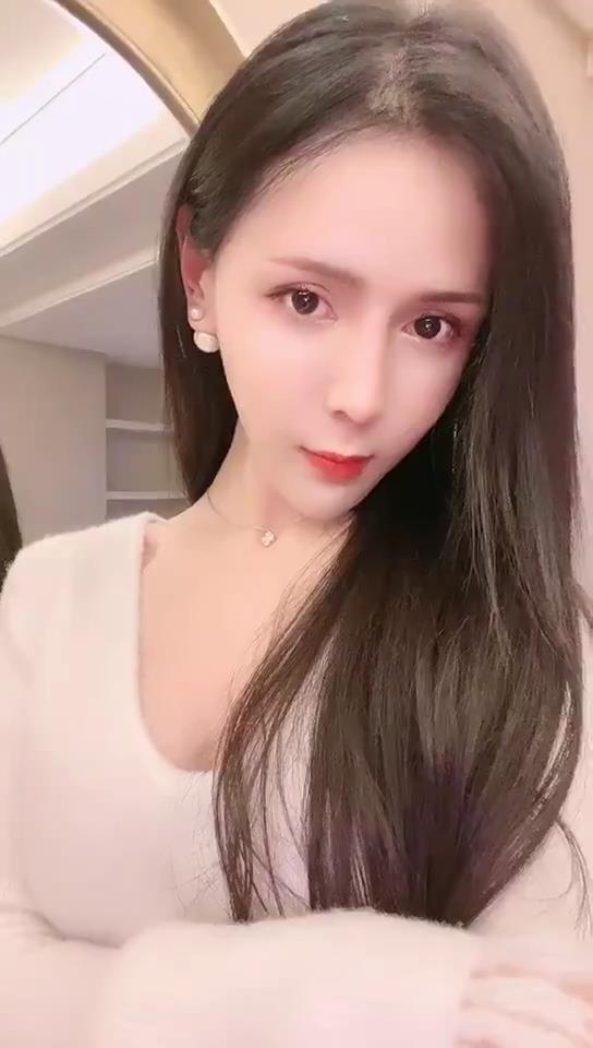 上海ts伪娘奈奈 插得我好爽，手都拿不稳手机颤抖啦，我想尿尿他说插在里面尿，第一次菊花被插着，尿尿真尿不出来