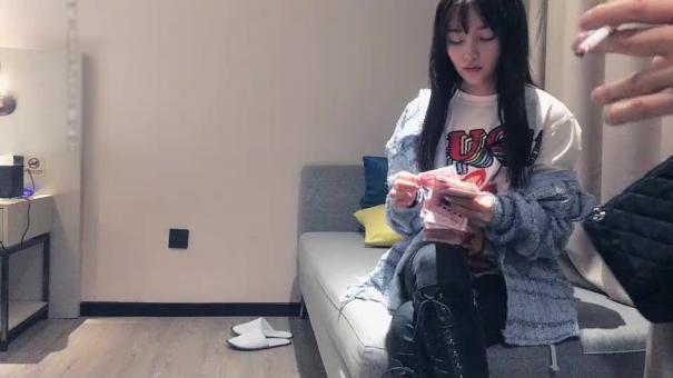 战狼行动深夜场肌肉男约了个高颜值妹子啪啪,穿上情趣装黑丝扣弄无毛粉穴上位骑乘