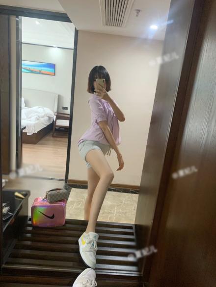 上海名媛ts夏妃儿 贱狗，妈妈的鸡巴大不大，好想舔你的大鸡巴，过来让妈妈舔，淫语诱惑！