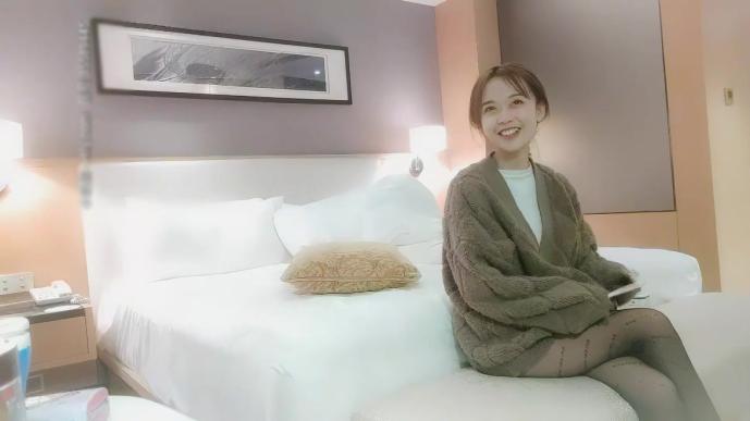 探花郎李寻欢深夜长相甜美气质萌妹，苗条身材穿上黑丝口交上位骑坐抽插