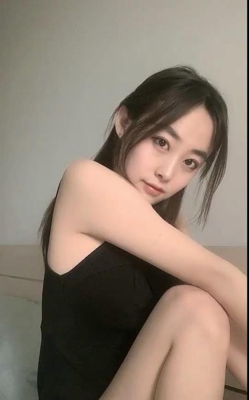 好看的皮囊胜过丑女千万倍【秀妍baby】，俏皮女友不顾男友一个人自嗨，小穴口不大，中指插进去湿哒哒，娇喘声诱人！