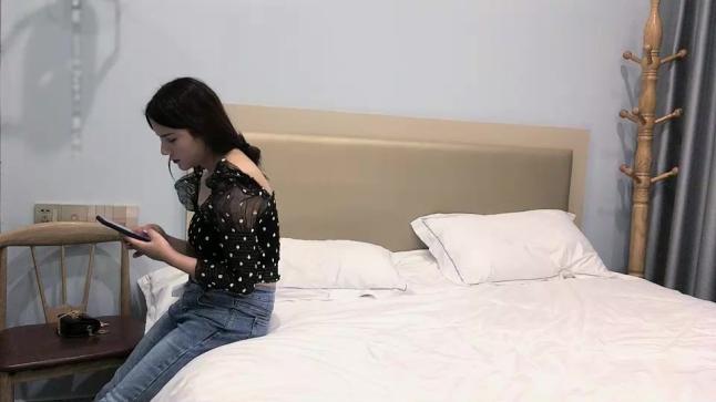 采花阿朴约了个高颜值性感牛仔裤妹子啪啪,诱人大奶揉搓舔逼口交抽插猛操