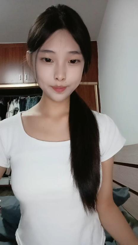 小草莓真好吃露脸极品大学生的诱惑听狼友指挥慢慢脱光衣服互动撩骚揉奶玩逼抠的骚穴冒白浆精彩刺激