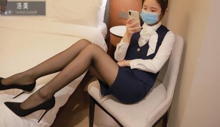 推特网红美少女洛美客服空姐 黑丝大长腿 丰臀美穴 浴室自插 自慰喷尿附26p