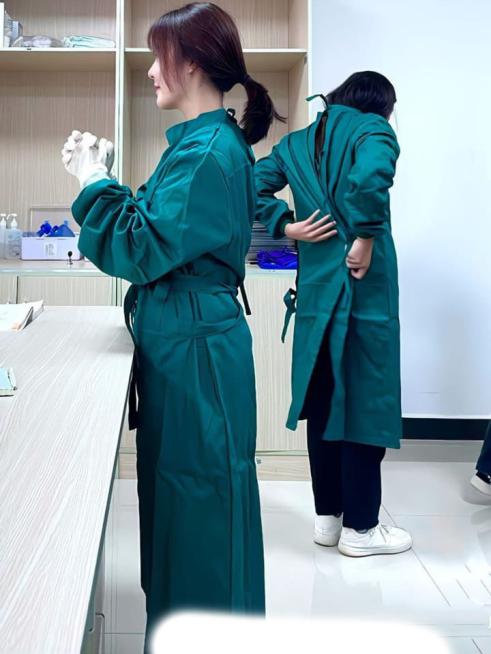 现在的小医院都这么野吗白衣天使 清纯护士 帮病人打飞机还帮口交在手术室操作