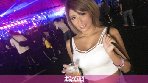 在音乐节上放浪形骸的日焼け巨乳女孩，被激情撩拨，潮喷四溅，疯狂合体，激情撞击。
