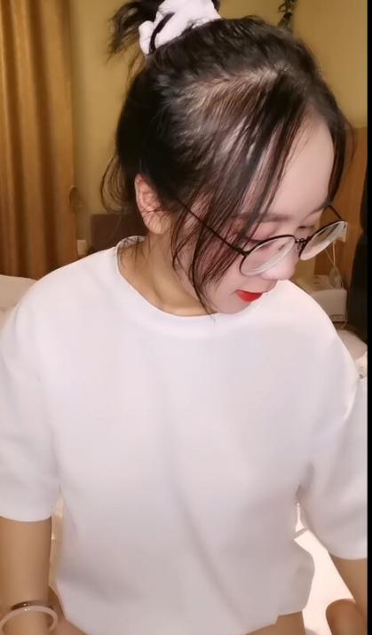d罩杯眼鏡小姐姐解開内衣兩個打車燈抖胸狂揉好軟吸吮炮友大屌主動騎乘爆插奶子晃動