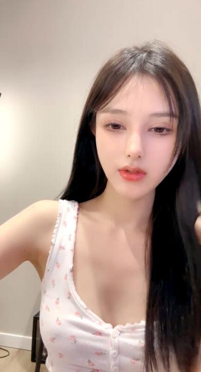 超美網紅臉女神妹子性感白絲比基尼身材超棒 人間尤物椅子上特寫白虎穴