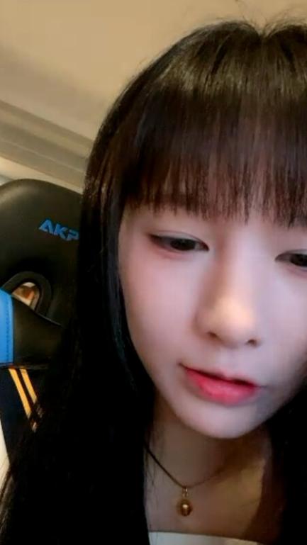 純欲系天花闆美少女脫掉内褲無毛騷穴掰開小穴超緊緻抓起大屌舔弄主動騎乘位套弄喊爸爸