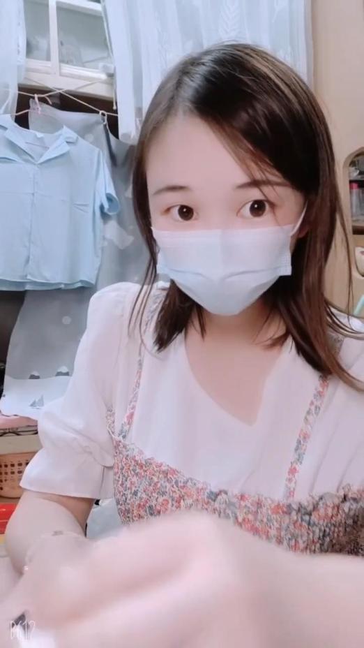 在家里没钱花让她拍点视频发我给她发小红包刮阴毛的技术 真行